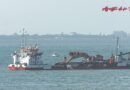 La draga OMVAC OCHO trabaja en la bocana del puerto de Rota