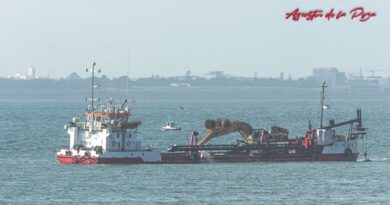 La draga OMVAC OCHO trabaja en la bocana del puerto de Rota
