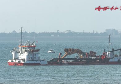 La draga OMVAC OCHO trabaja en la bocana del puerto de Rota