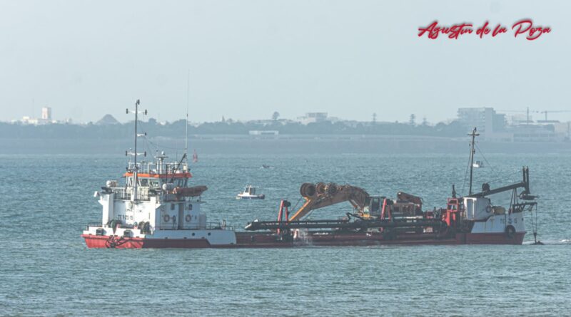 La draga OMVAC OCHO trabaja en la bocana del puerto de Rota