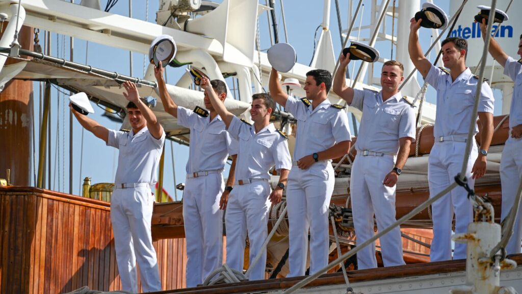 El Juan Sebastián de Elcano culmina su crucero en Cádiz