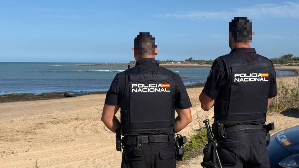 Policía Nacional en la playa de Peginas de Rota