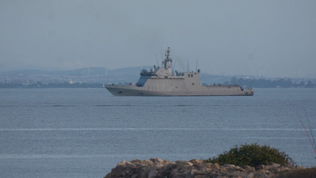 Buque de Acción Marítima Audaz P-45 navegando por aguas de la bahía de Cádiz.