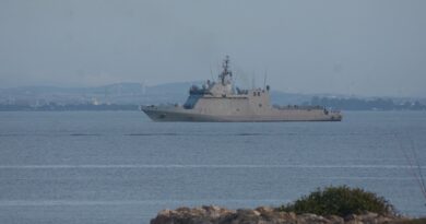 Buque de Acción Marítima Audaz P-45 navegando por aguas de la bahía de Cádiz.