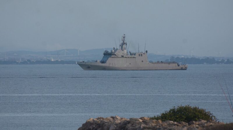 Buque de Acción Marítima Audaz P-45 navegando por aguas de la bahía de Cádiz.