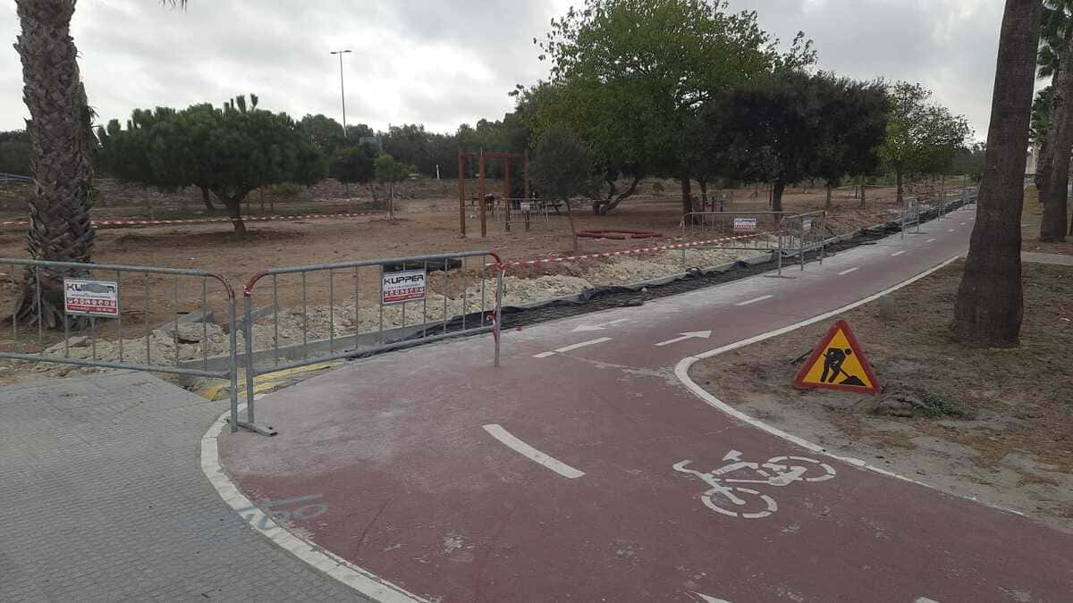 Carril bici de Rota con una obra en su lateral
