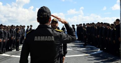 Armada Española: militares durante una formación a bordo de un buque
