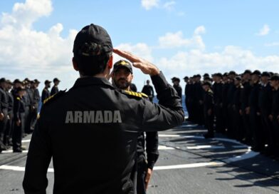 Armada Española: militares durante una formación a bordo de un buque