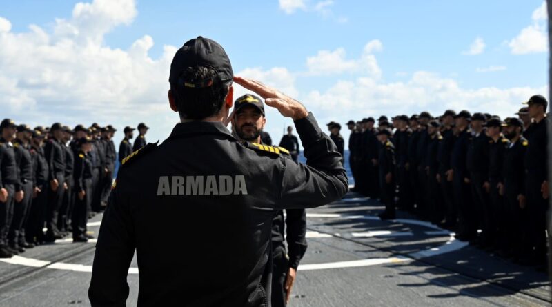 Armada Española: militares durante una formación a bordo de un buque