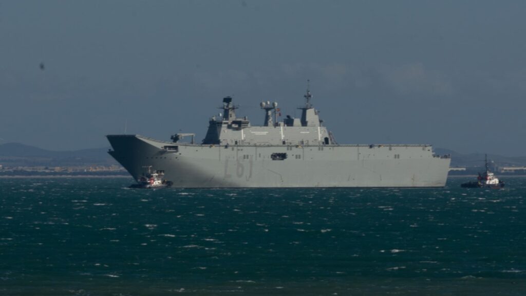 Buque anfibio portaeronaves Juan Carlos I L-61 en la Base Naval de Rota tras su intervención técnica en Navantia Puerto Real.